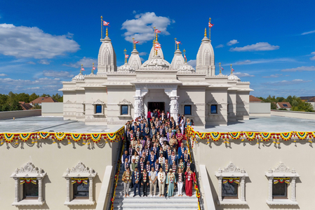 43 देशों के 50 से अधिक प्रतिनिधि पेरिस में बीएपीएस हिंदू मंदिर में