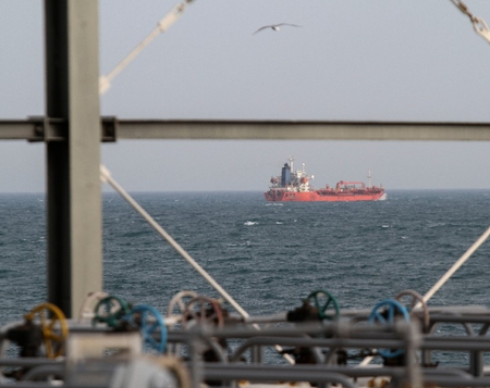 स्ट्रेट ऑफ होर्मुज में तनाव से तेल आपूर्ति पर खतरा, अमेरिकी सांसदों ने महंगाई और बढ़ने की आशंका