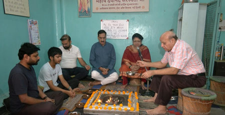 दिल्ली : आर्य समाज मंदिर में कैप्टन स्मित मच्छार के जल्द स्वस्थ होने के लिए लिए विशेष हवन यज्ञ