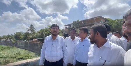 केंद्रीय राज्यमंत्री आठवले ने मीठी नदी का निरीक्षण किया, बताया- 'सफाई का काम जारी'