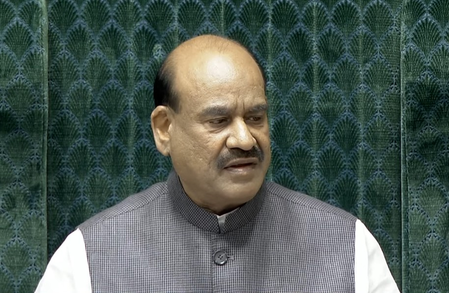 विपक्ष के हंगामे के कारण लोकसभा की कार्यवाही दोपहर 12 बजे तक के लिए स्थगित