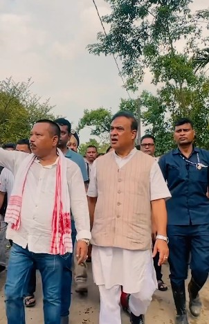 असम के सीएम ने बाढ़ प्रभावित इलाकों का किया दौरा, प्रभावित लोगों को दिया पुनर्वास का भरोसा