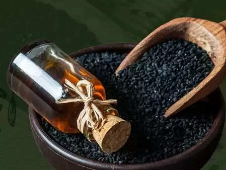 कलौंजी को न समझें रसोई का सामान्य मसाला, कमजोर याददाश्त से झड़ते बालों तक में फायदेमंद