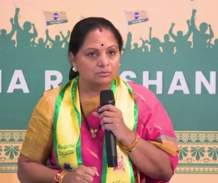 रिकॉर्ड में गड़बड़ी के आरोपों पर कविता ने किया हमला, कहा- पवन कल्याण ने खरीदी थी 10 एकड़ शिकम भूमि