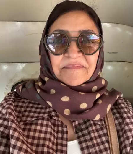 कार छोड़ ऑटो में सवार हुईं दीप्ति नवल, बताया कहां जा रहीं