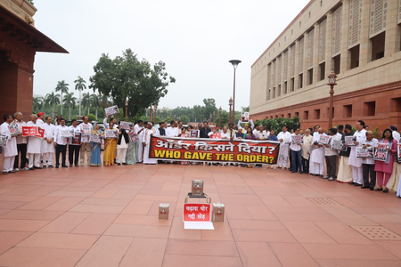 इंडिया ब्लॉक के सांसदों ने सरकार के खिलाफ किया प्रदर्शन, राम मंदिर सहित कई मुद्दों पर चर्चा की मांग की