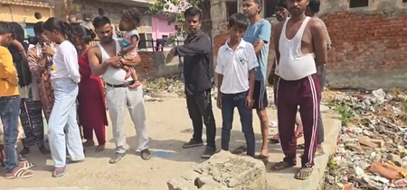 दिल्ली: जर्जर शौचालय का ढांचा गिरने से 7 वर्षीय बच्ची की मौत, स्थानीय लोगों में आक्रोश