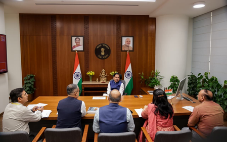 सीबीएसई से जुड़े मुद्दों पर शिक्षा मंत्री प्रह्लाद जोशी ने अधिकारियों के साथ की बैठक
