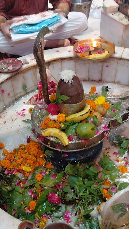 नोएडा में सावन के आखिरी सोमवार पर मंदिरों में उमड़ा आस्था का सैलाब