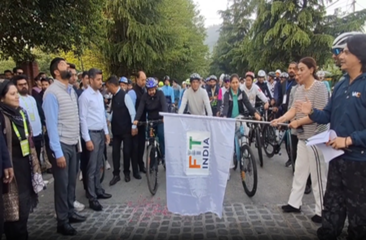 श्रीनगर में डल झील किनारे 'संडे ऑन साइकिल' का आयोजन, मनसुख मांडविया ने दिया 'फिट इंडिया' का संदेश