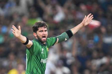 टी20 वर्ल्ड कप: इंग्लैंड के खिलाफ पाकिस्तान ने टॉस जीतकर चुनी बल्लेबाजी, शाहीन अफरीदी की वापसी