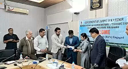 राजौरी के कृषि उद्यमियों को सीएसएस का मिल रहा लाभ, पीओएस और माइक्रो एटीएम वितरित