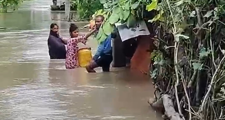 नेपाल से छोड़े गए पानी से महराजगंज में आई बाढ़, कई गांव हुए जलमग्न, रेस्क्यू टीमों ने लोगों को सुरक्षित बाहर निकाला