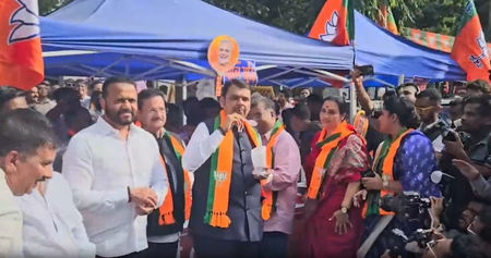 सीएम देवेंद्र फडणवीस ने नेताओं और कार्यकर्ताओं के साथ झालमुड़ी खाकर मनाया जीत का जश्न
