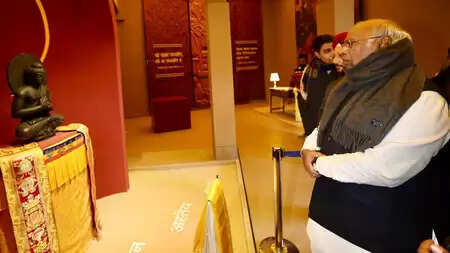 मल्लिकार्जुन खड़गे ने बुद्ध के पिपरहवा अवशेषों की प्रदर्शनी का किया दौरा, कहा- 'दुनिया को उनकी रोशनी की सबसे ज्यादा जरूरत'