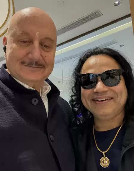 अनुपम खेर और कैलाश खेर की मुलाकात में हुआ शब्दों का जबरदस्त खेल