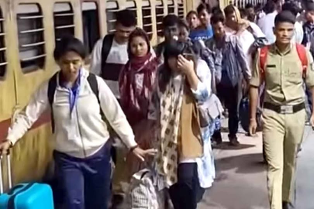 बेंगलुरु में पकड़े गए 31 बांग्लादेशी प्रवासियों को निर्वासित करने के लिए मालदा लाया गया