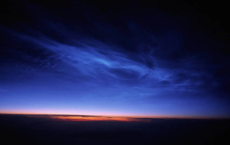 रात में चमकते रहस्यमयी 'नॉक्टिलुसेंट क्लाउड', सूरज डूबने के बाद भी बिखेरते हैं रोशनी