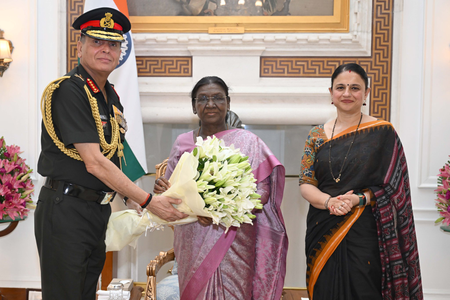 तीनों सेनाओं की सर्वोच्च कमांडर राष्ट्रपति द्रौपदी मुर्मु से मिले थलसेना प्रमुख