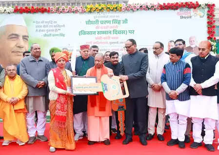 सीएम योगी ने किसानों, एफपीओ, कृषि वैज्ञानिकों को किया सम्मानित, किसानों को दी ट्रैक्टर की चाबी