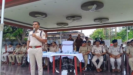 धनबाद पुलिस ने आपराधिक रिकॉर्ड वाले 700 लोगों की एक साथ कराई परेड, अपराध छोड़ने की दिलाई शपथ