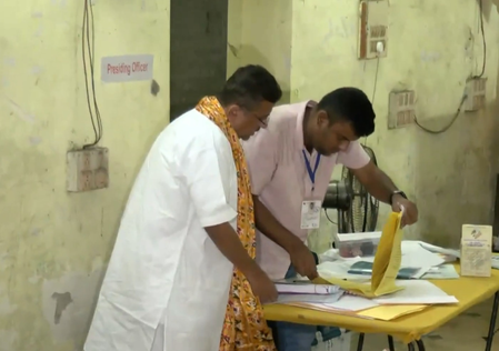 सुवेंदु अधिकारी ने भवानीपुर में मतदान केंद्र का किया निरीक्षण और लोगों से मतदान करने का आग्रह