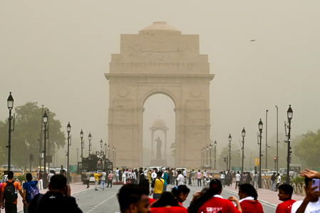 दिल्ली-एनसीआर में मौसम हुआ सुहावना, तापमान में आई गिरावट; बढ़ा प्रदूषण का खतरा
