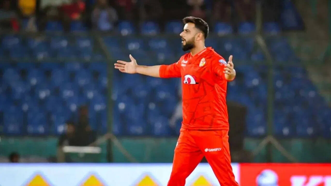 पाकिस्तानी खिलाड़ी ने बीच मैदान की शर्मनाक हरकत, PSL मैच के दौरान फैंस को किया गंदा इशारा, VIDEO