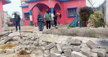 झारखंड : पत्नी गई मायके तो नाराज पति ने जेसीबी से गिरा दी ससुराल की चहारदीवारी