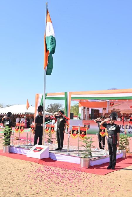 चूरू में सेना का शक्ति प्रदर्शन, मिलिट्री पाइप बैंड की गूंज के बीच दिखा युद्ध कौशल