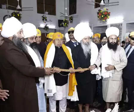 पटना: श्री गुरु गोबिंद सिंह के प्रकाश पर्व में शामिल हुए सीएम नीतीश कुमार, टेका मत्था