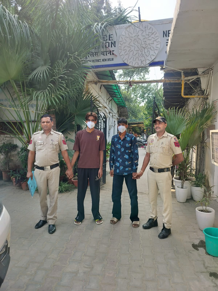 दिल्ली में नेब सराय पुलिस ने दो वाहन चोरों को दबोचा, चोरी की बाइक बरामद