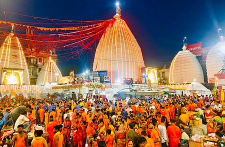 श्रावणी मेले के दौरान बाबा बैद्यनाथ धाम में तीर्थयात्रियों का उमड़ा हुजूम