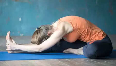 पीठ दर्द में आराम देता है जानुशीर्षासन, रीढ़ और कंधों को भी लचीला बनाने में कारगर