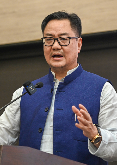 कांग्रेस में नेतृत्व का अभाव, राहुल गांधी को कुछ लोगों ने मजबूरी में आगे बढ़ाया: किरेन रिजिजू