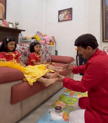 मनोज तिवारी ने बेटियों संग मनाई दुर्गा अष्टमी, वीडियो में दिखा कन्या पूजन का भावुक पल