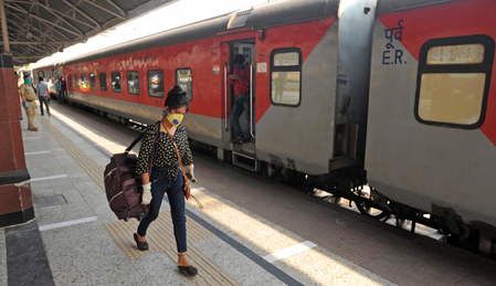 भोपाल रेल मंडल: टीटीई की सजगता से कमजोर मानसिक स्थिति वाली महिला सुरक्षित मिली