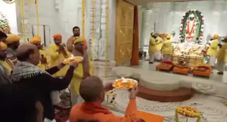 अयोध्या : रक्षा मंत्री और सीएम योगी ने हनुमानगढ़ी और रामलला के किए दर्शन-पूजन