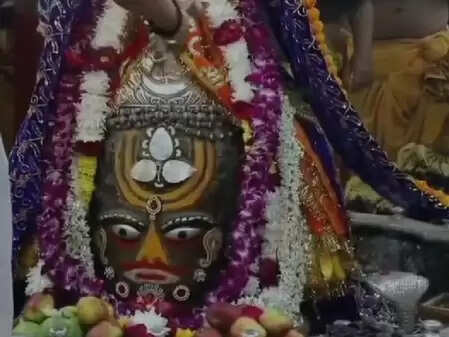 चांदी के बेल पत्र और रुद्राक्ष की माला से बाबा महाकाल का शृंगार, दिव्य रूप में दिए भक्तों को दर्शन