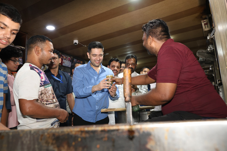 अमृतसर के फेमस ज्ञानी टी स्टॉल पर पहुंचे राघव चड्ढा, चाय के साथ की सियासी चर्चा