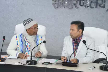 डीएम ने लंबित डीसी और उपयोगिता प्रमाण-पत्र के समायोजन के लिए की बैठक, कई विभागों के अधिकारी रहे शामिल