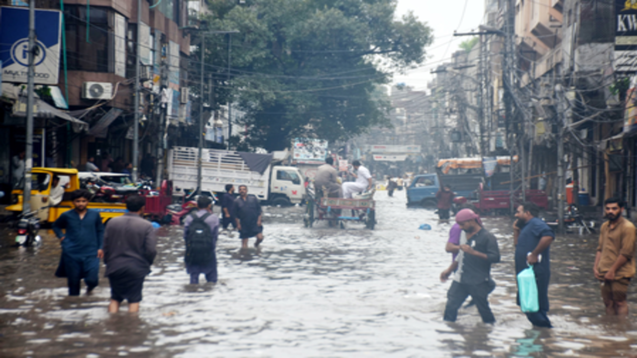 पाकिस्तान में मानसून का कहर जारी, हादसों में 11 की मौत, अब तक 97 लोगों ने गंवाई जान