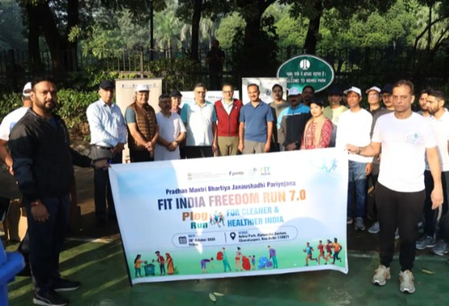फिट इंडिया फ्रीडम रन के तहत नेहरू पार्क में प्लॉग रन, फिटनेस और स्वच्छता का दिया संदेश
