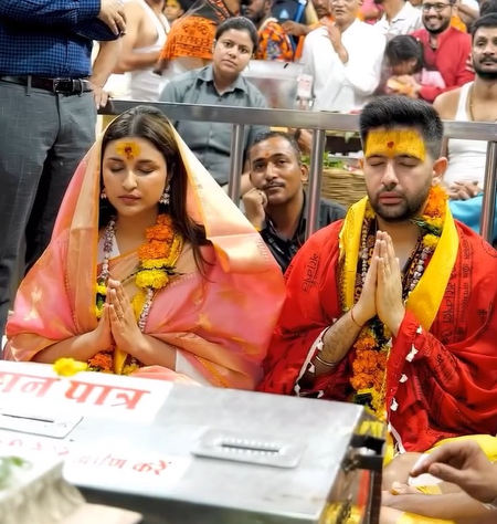 महाकालेश्वर ज्योतिर्लिंग मंदिर में राघव चड्ढा संग पहुंचीं परिणीति चोपड़ा, सिर पर पल्लू रखकर की आरती