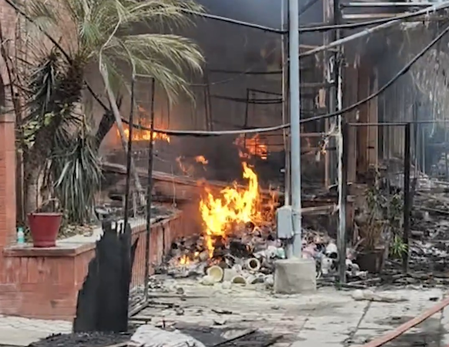 दिल्ली के अंधेरिया मोड़ स्थित नेचर बाजार में लगी भीषण आग, जल गईं 50 से अधिक दुकानें