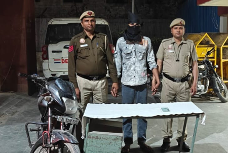 दिल्ली: गोकलपुरी पुलिस ने स्नैचिंग के मामले का किया खुलासा, दो बदमाशों को पकड़ा