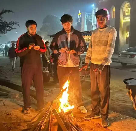 ग्रेटर नोएडा में कड़ाके की ठंड से राहत, 19 प्रमुख स्थानों पर अलाव की व्यवस्था