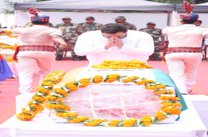 बिहार : सब इंस्पेक्टर मोहम्मद इम्तियाज का पार्थिव शरीर पटना पहुंचा, एयरपोर्ट पर दिलीप जायसवाल, तेजस्वी ने दी श्रद्धांजलि