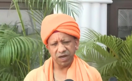 गोरखपुर में सीएम योगी ने महानवमी पर किया कन्या पूजन, कहा-नारी गरिमा से खिलवाड़ स्वीकार नहीं
