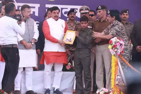 मध्य प्रदेश: 10 माओवादियों ने सीएम मोहन यादव के सामने सरेंडर किया